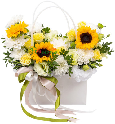 Композиция с подсолнухами и хризантемами «Улыбка солнца»